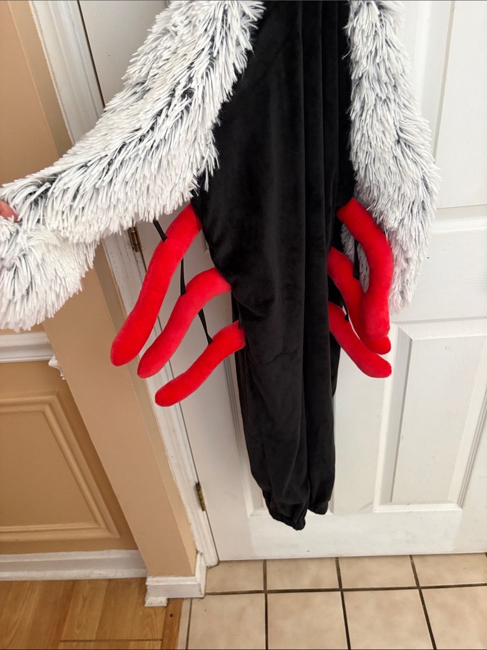 Kids 4T-5T Gray & Black Spider Costume with Red Legs NWT brand new Halloween! - Picture 7 of 8